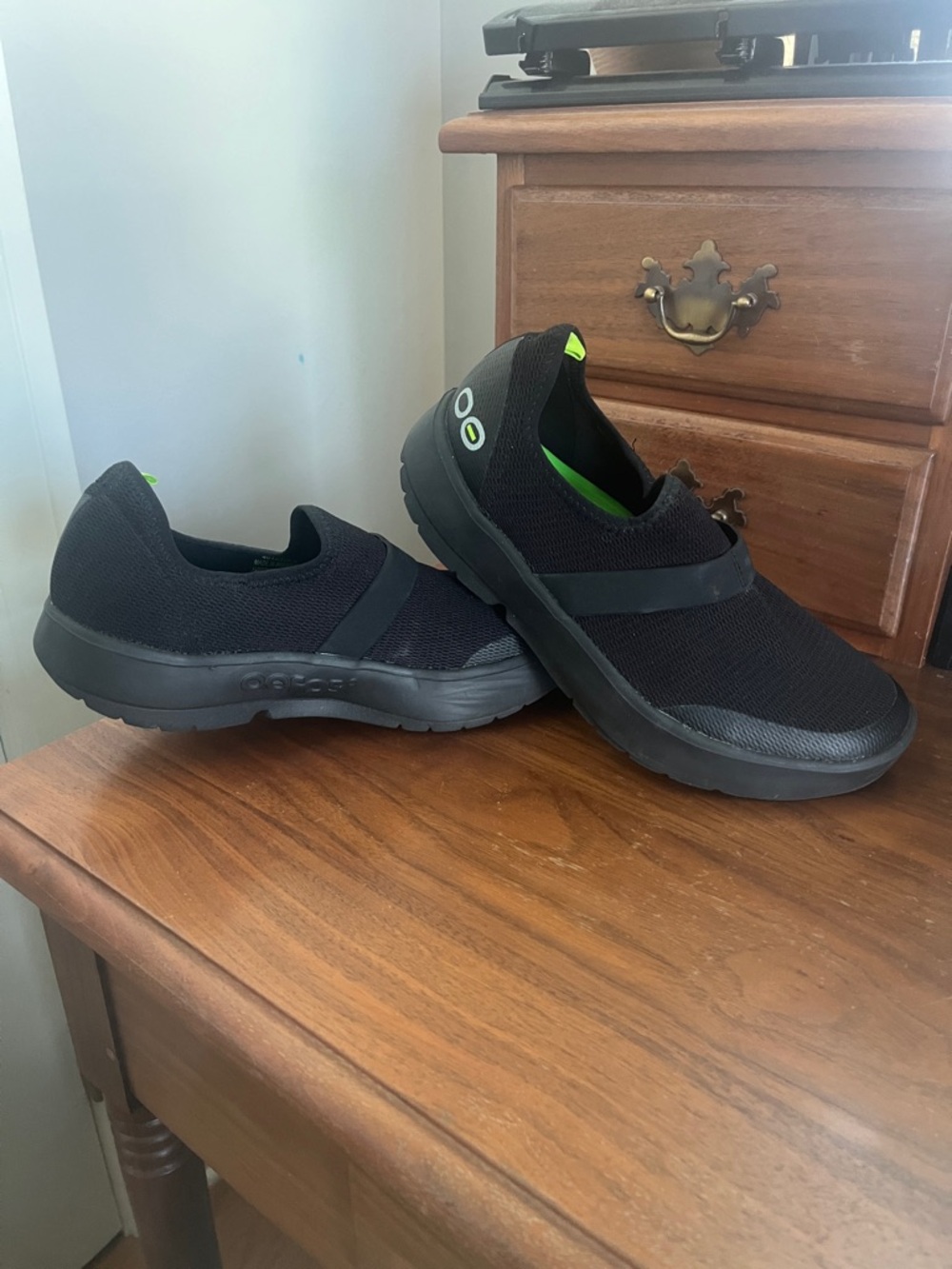 OOFOS Women's Slip-On Recovery Clogs in Black with Lime Accents